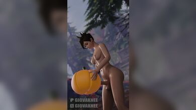 The sexy, futa Tracer is playing with a fuckable lantern in this hentai porn video.