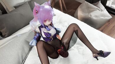 Asian beauty Keqing and her pet insect explore the hotel room (MiaoShaQuan)