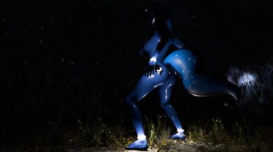 Luna gets stuck without sound during her solo show!