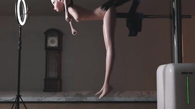 The Snow Queens Frosty Love Machine [ero100]