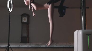 The Snow Queens Frosty Love Machine [ero100]