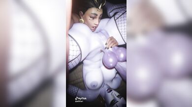 'Illari, Eating Out With Her Friends In A New York City Restaurant'