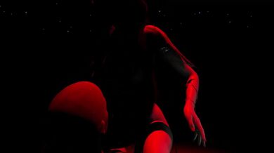 In the dark, two lovers Yunx and Yunxi explore each others bodies with light-emitting toys