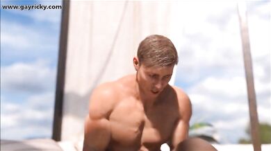 MUSCULAR MAN-HOLE: CHRISTOPHER TAKES A STEAMY CUMMING!